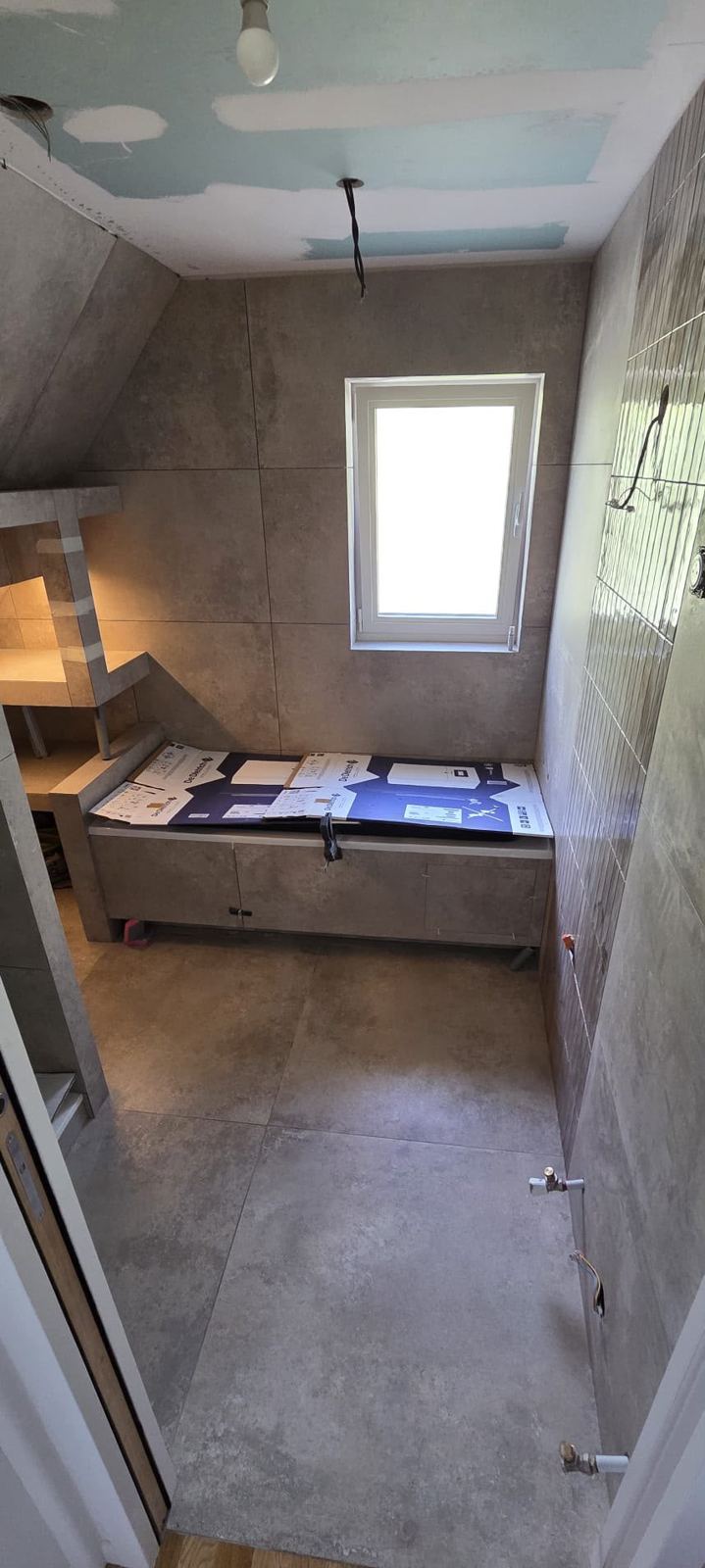 Salle de bain : grand format et rangements